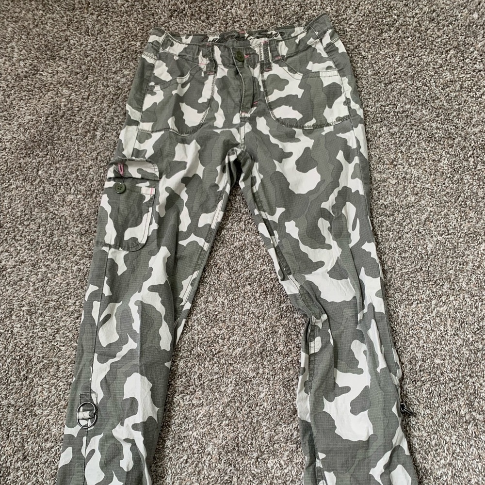 Super trendy low waisted camo cargo pants. Size extra small